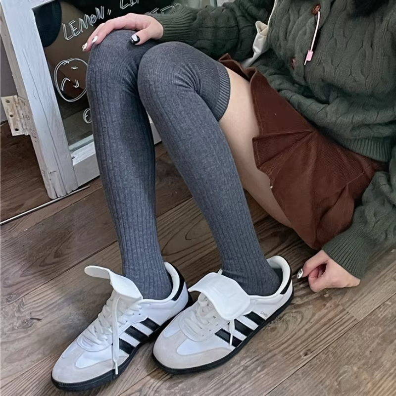 IOULOR秋冬MIU风竖纹过膝袜 - 新款百搭纯色长筒袜，保暖显瘦棉质袜子